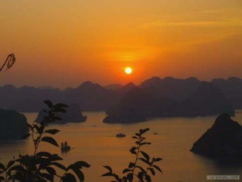 Le coucher de soleil sur la baie d'Halong est le plus magnifique selon CNN